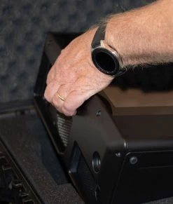 IStream PRO2 – Portable, All-In-One VMix Live Production System With 4x 3G-SDI Inputs, 4x 4K HDMI Inputs And NDI -Beveiligingscamera Winkel case hands2 1